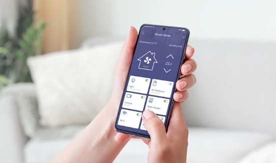 A person holding a cell phone

Description automatically generated