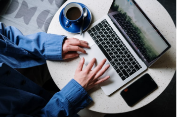 A person using a computer

Description automatically generated