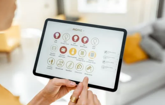 A person holding a tablet

Description automatically generated