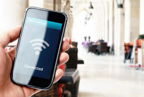 A hand holding a smart phone

Description automatically generated
