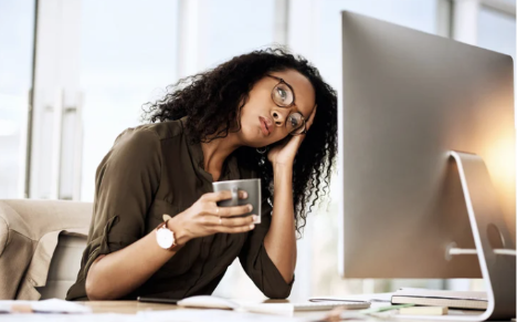 A person holding a cup and looking at a computer screen

AI-generated content may be incorrect.